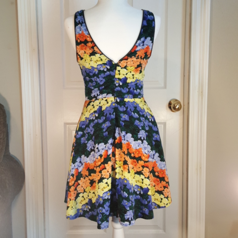 Lush Dress - Picture 2 of 8